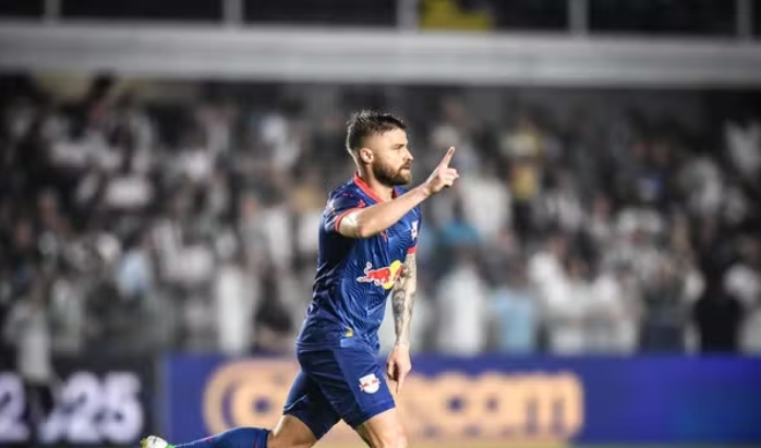 Sob protestos da torcida, Santos é derrotado pelo Bragantino no Brasileirão