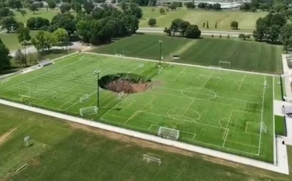 Buraco gigante de 30 metros se abre em campo de futebol nos EUA