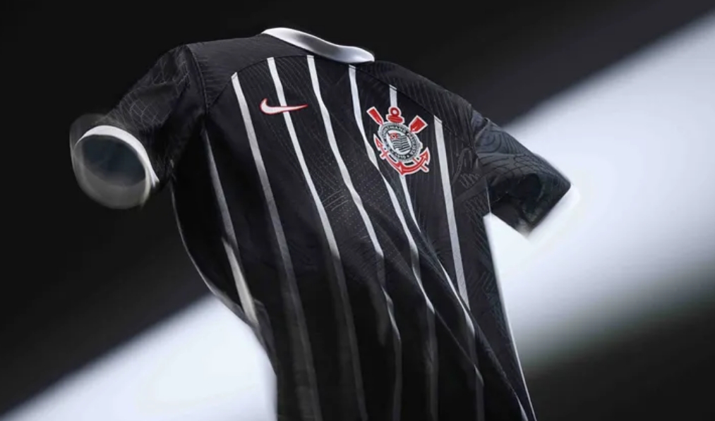 Corinthians voltará a ter camisa listrada como segundo uniforme em 2026