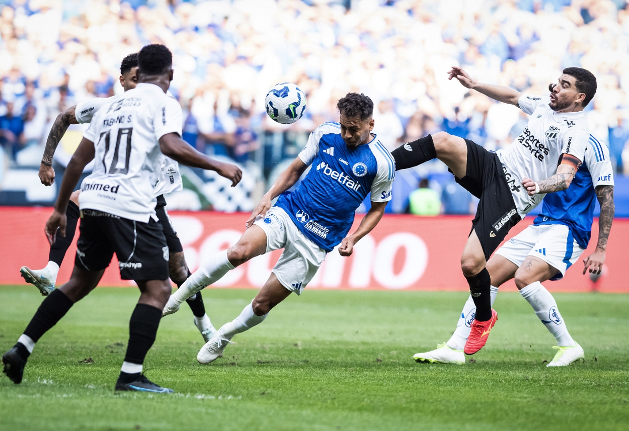 Ceará vence o líder Cruzeiro por 2 a 1 no Mineirão