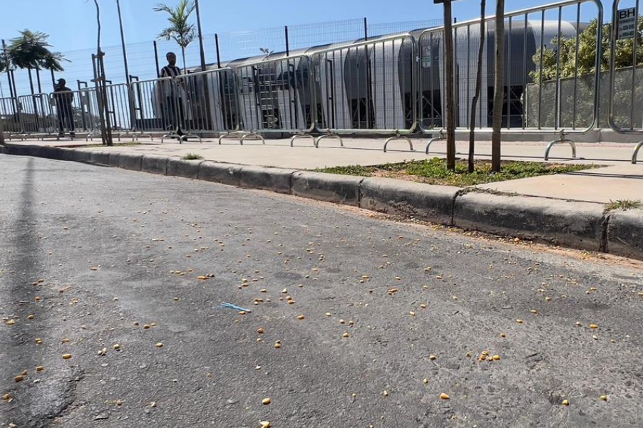 Arena MRV amanhece com milho no entorno antes de Atlético-MG x Cruzeiro