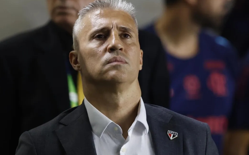 Diretor do São Paulo descarta pedido de demissão de Crespo após goleada
