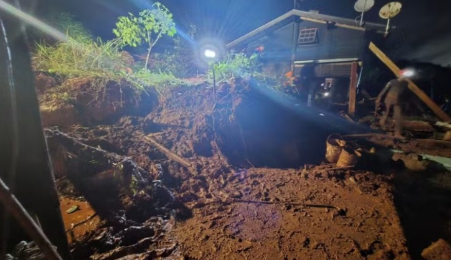 Três pessoas morrem soterradas após deslizamento de terra em SP 