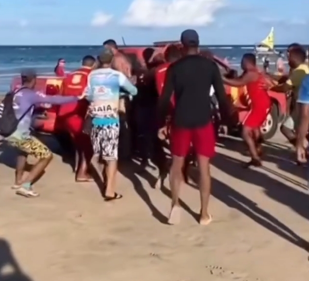Casal de turistas é agredido em Porto de Galinhas após cobrança por cadeira