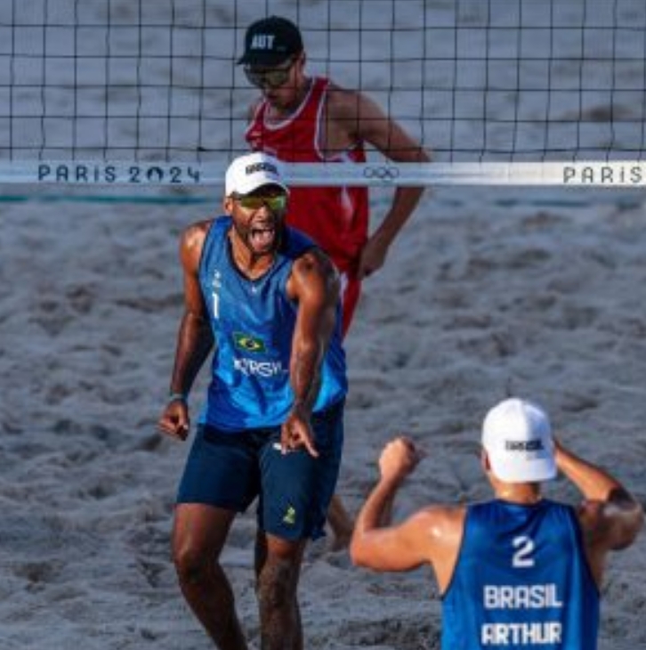 Evandro e Arthur vencem e Brasil fica 100% no vôlei de praia nas Olimpíadas