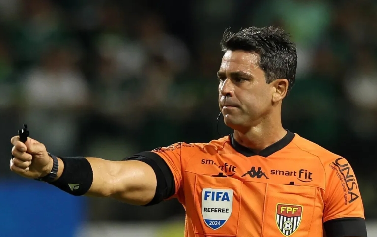 Árbitro que expulsou Léo Jardim já deu vermelho para outro goleiro por cera
