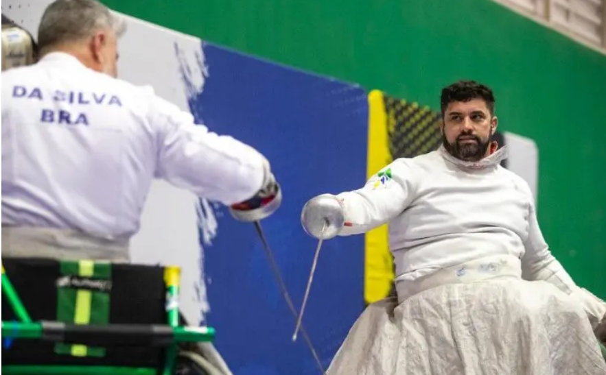 Brasil tem medalhista paralímpico histórico em busca de pódios na esgrima
