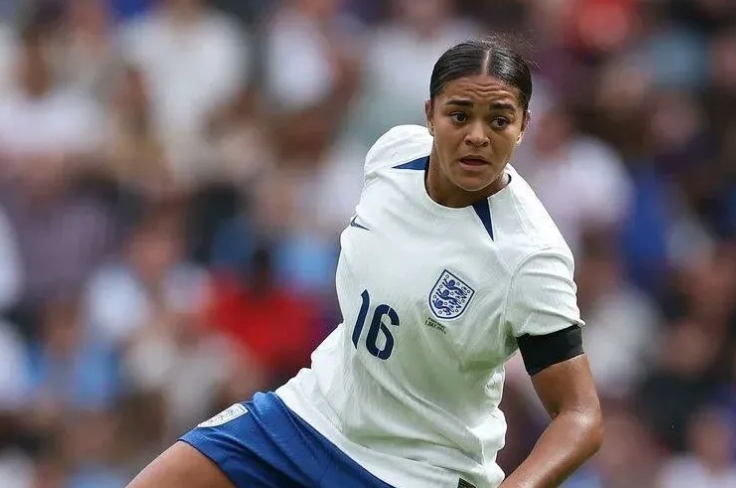 Polícia prende homem por ataques racistas contra jogadora da Inglaterra