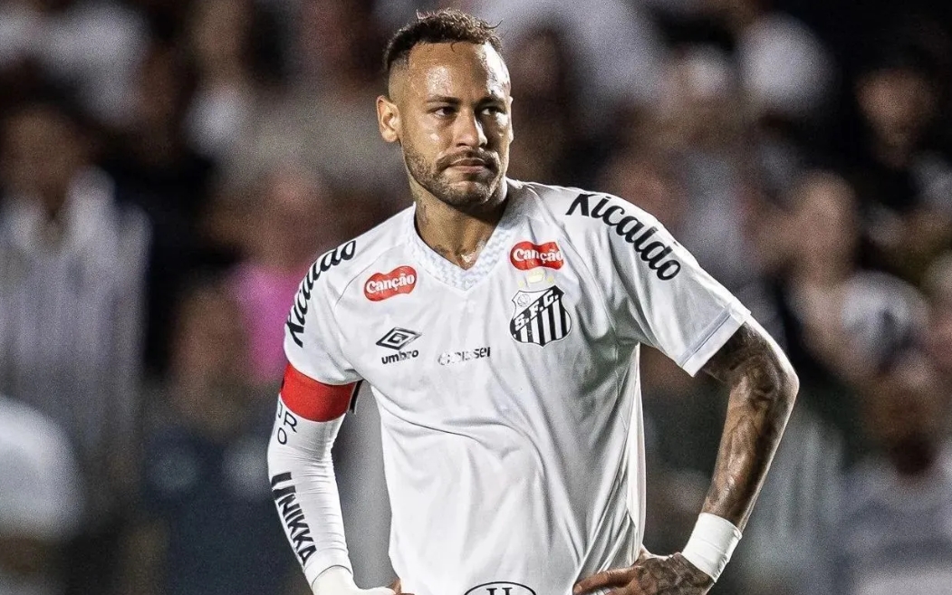 Neymar se junta a Memphis em reclamação contra gramado sintético