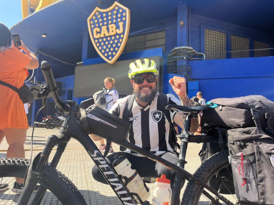 Torcedor do Botafogo chega de bicicleta em Buenos Aires após 19 dias