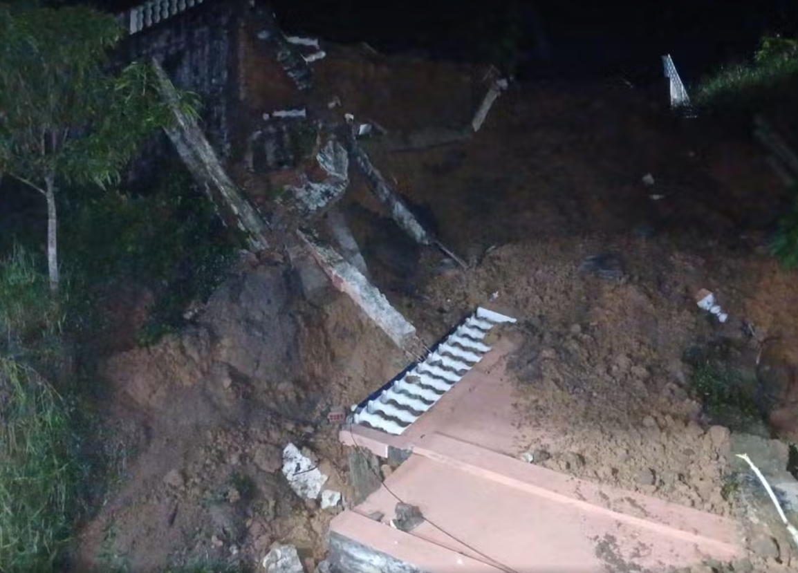 Orla de Borba é atingida por deslizamento de terra após forte chuva