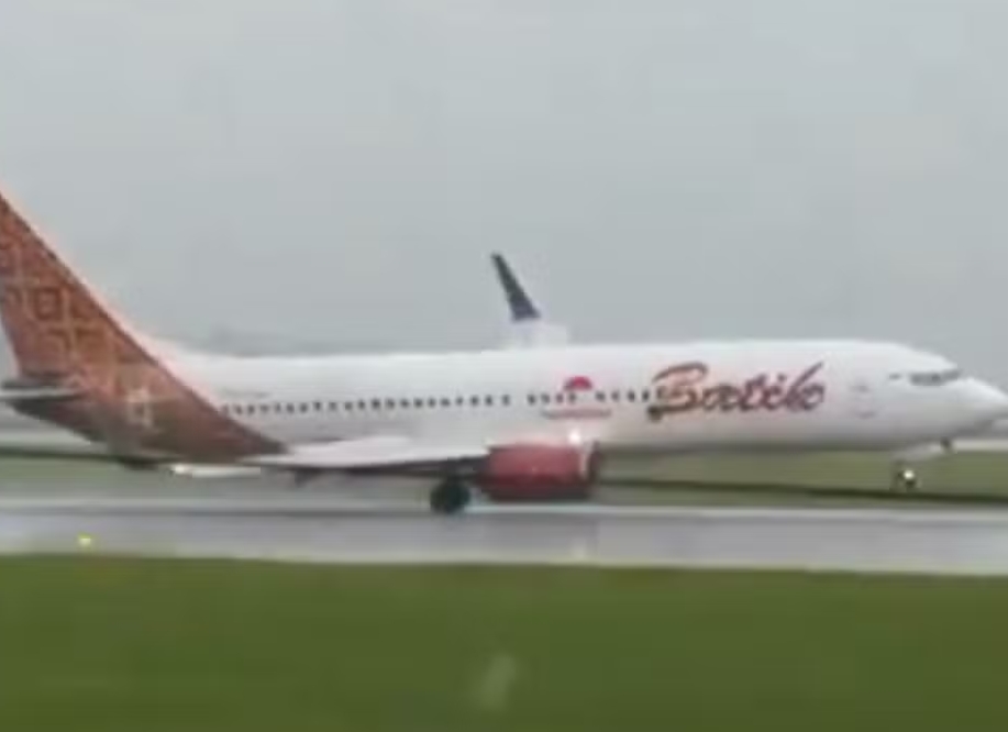 Vento forte faz avião pousar 'torto' na Indonésia; vídeo