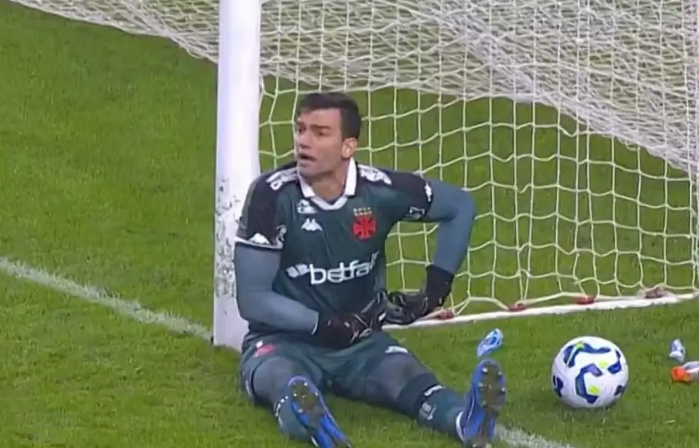 Vasco confirma lesão de Léo Jardim em lance de expulsão por suposta cera