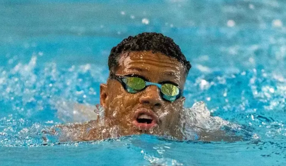Gabrielzinho confirma vaga na final dos 100 m costas