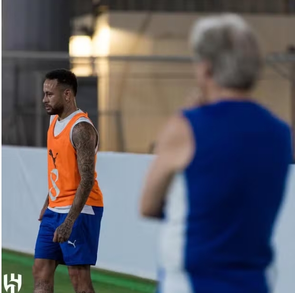 Neymar volta a treinar com grupo do Al-Hilal