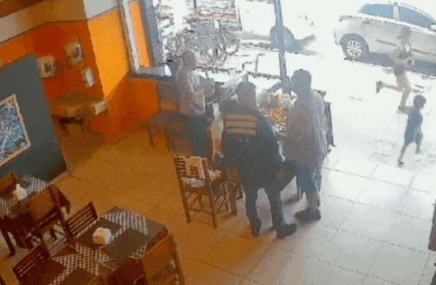 Criança de dois anos morre atropelada após sair correndo de restaurante