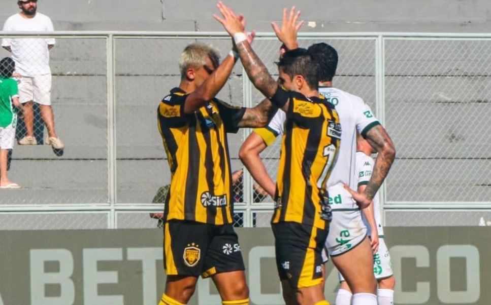 Amazonas perde por 3 a 1 para a Chapecoense e continua no Z4 da Série B