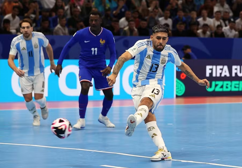 Copa do Mundo de Futsal: Argentina bate França e pega Brasil na final