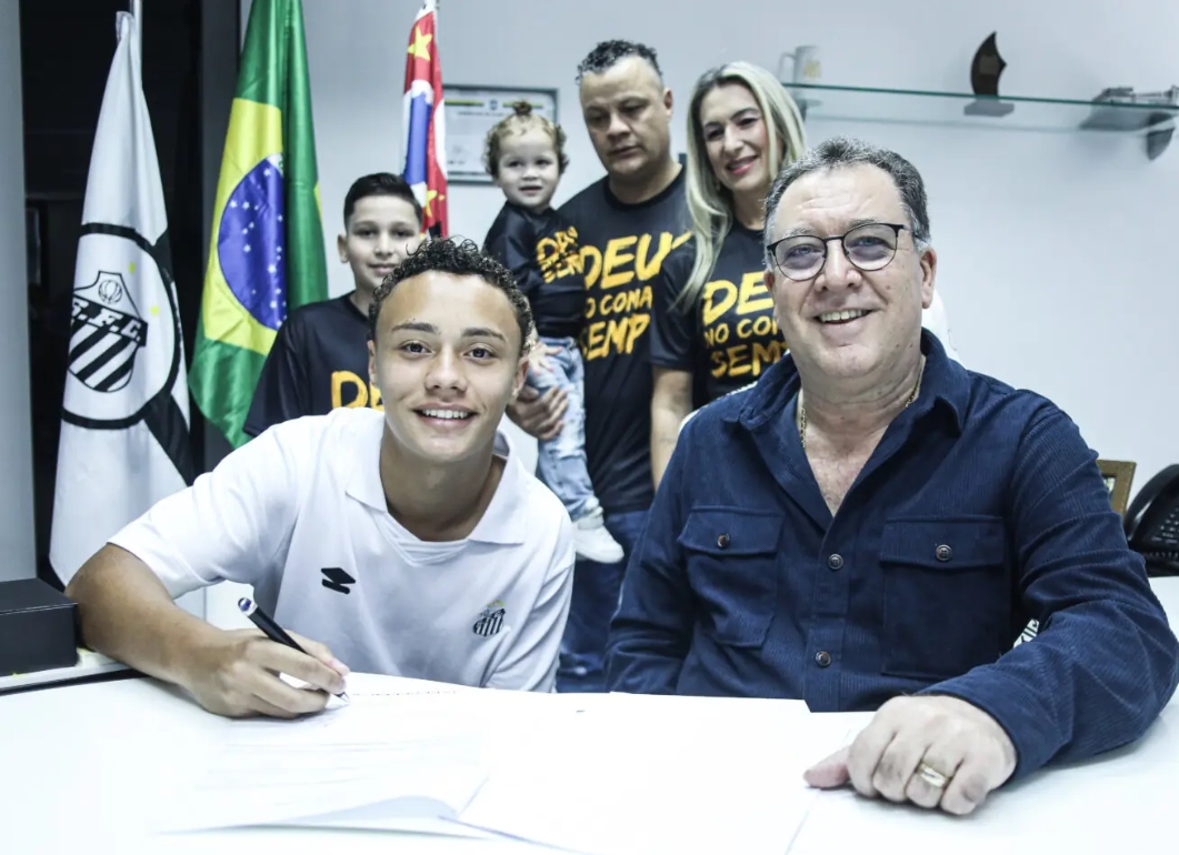 Joia de 16 anos assina primeiro contrato profissional com o Santos