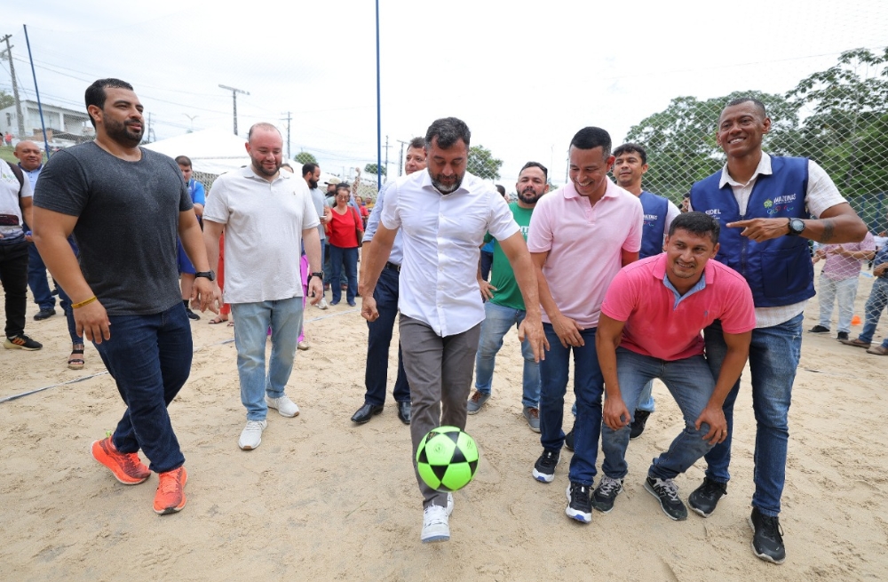Governo do Amazonas incentiva prática esportiva com entrega de 40 campos