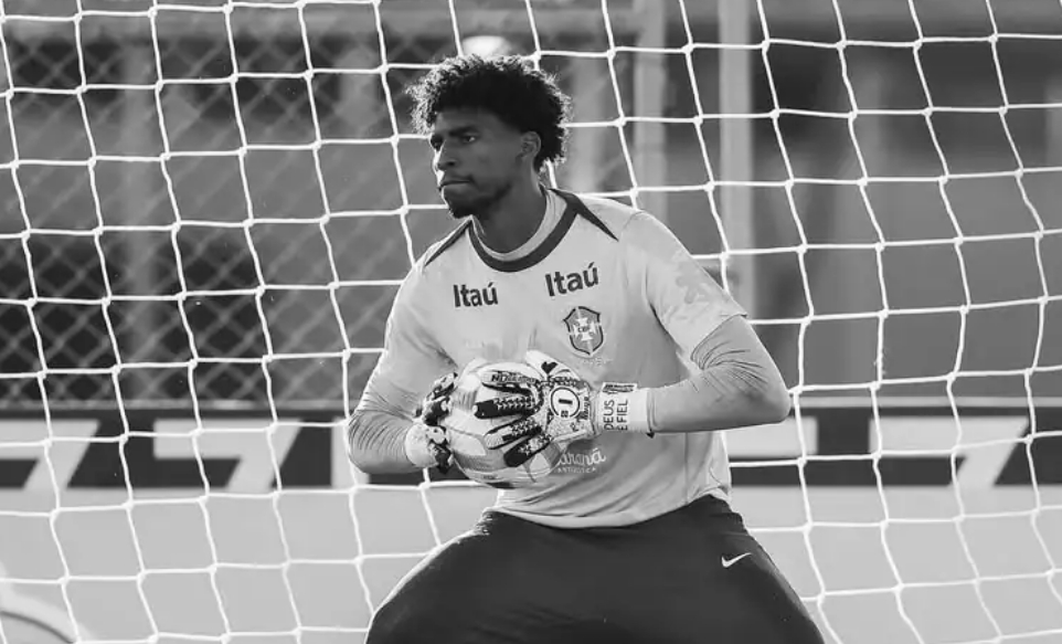 Hugo Souza publica foto na Seleção em preto e branco e torcedores especulam