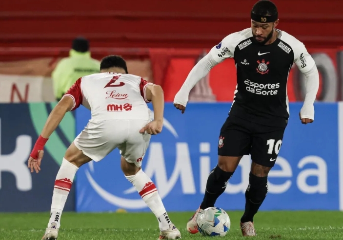 Memphis manda recado para torcida em meio à má fase do Corinthians