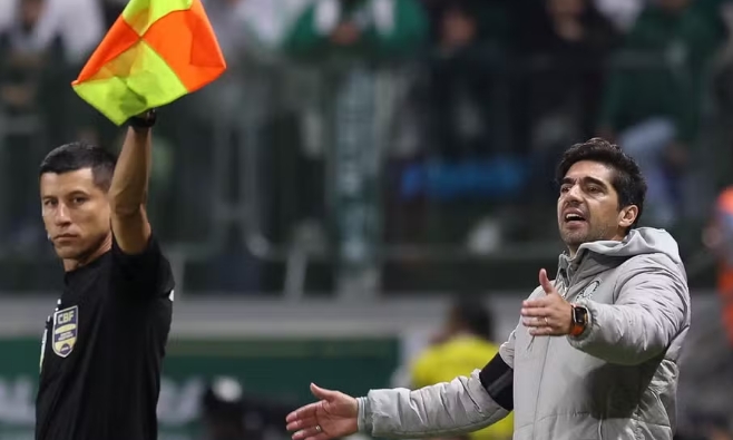 Abel Ferreira rebate críticas e emplaca promessas no Palmeiras