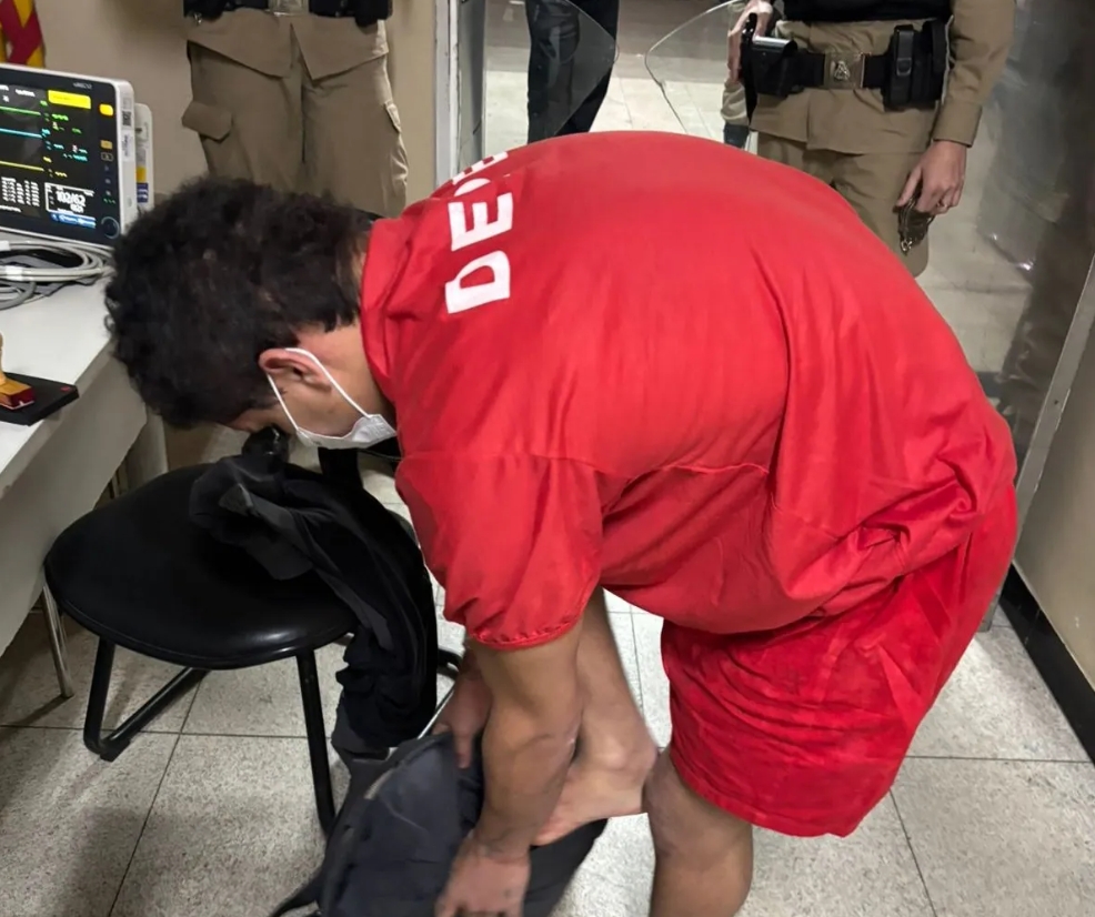 Preso rouba arma, mata policial que o escoltava e foge fardado