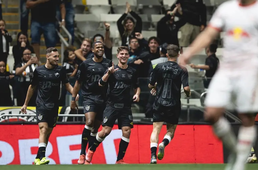 Atlético-MG vence Bragantino, aumenta jejum do rival e sobe no Brasileirão