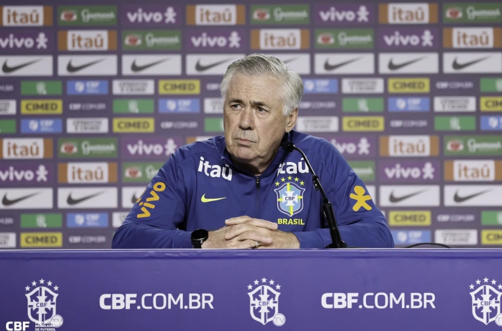 Ancelotti volta a citar condição física de Neymar