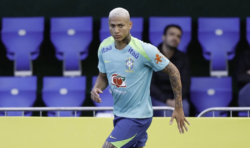 Richarlison celebra marca de 50 jogos pelo Brasil