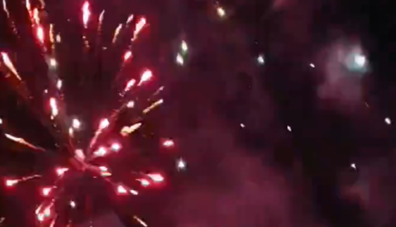 Torcedores do Peñarol fazem foguetório em frente ao hotel do Botafogo