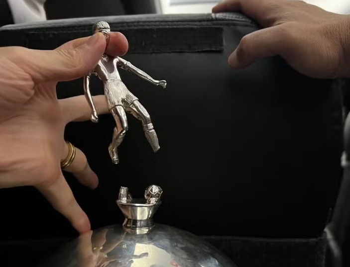 Taça da Libertadores quebra durante festa do Flamengo