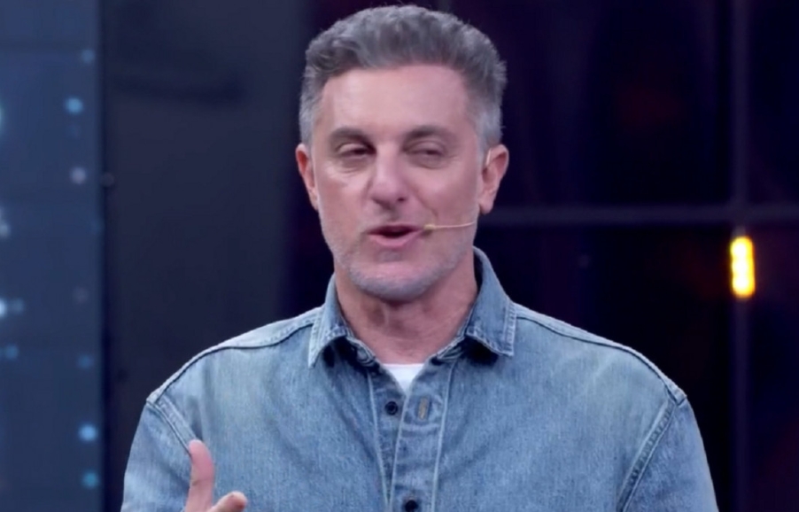 Luciano Huck homenageia Faustão na Dança dos Famosos