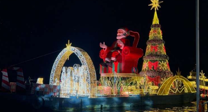 Balsa decorada vai levar magia do Natal a comunidades ribeirinhas de Manaus