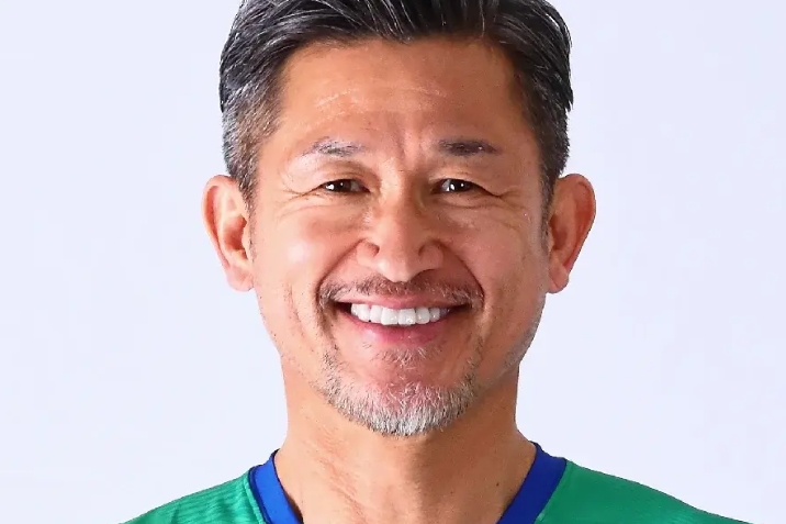 Aos 58 anos, ex-Santos assina com novo clube: 'Paixão pelo futebol'