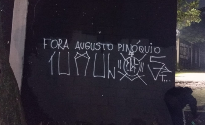 Muros são pichados em protesto contra Augusto Melo, do Corinthians