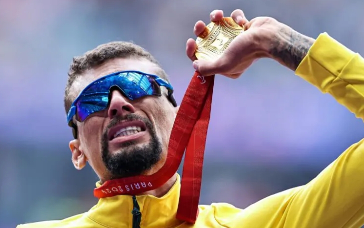 Brasileiro 'mói' recorde mundial e é ouro nos 5.000 m em Paris