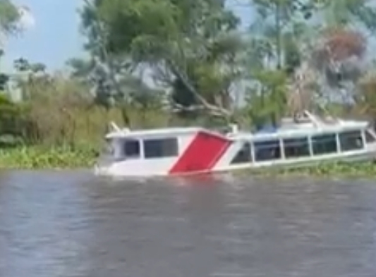 Lancha alaga durante travessia entre Manaus e Careiro da Várzea