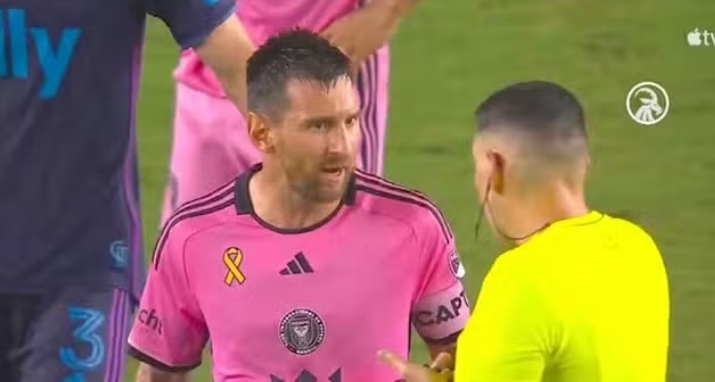 Messi perde a cabeça com árbitro por pênalti não marcado: 'Filho da p...'