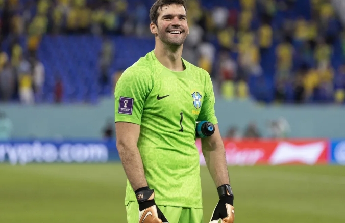 Bayern quer Alisson, do Liverpool, para substituir Neuer, diz jornal