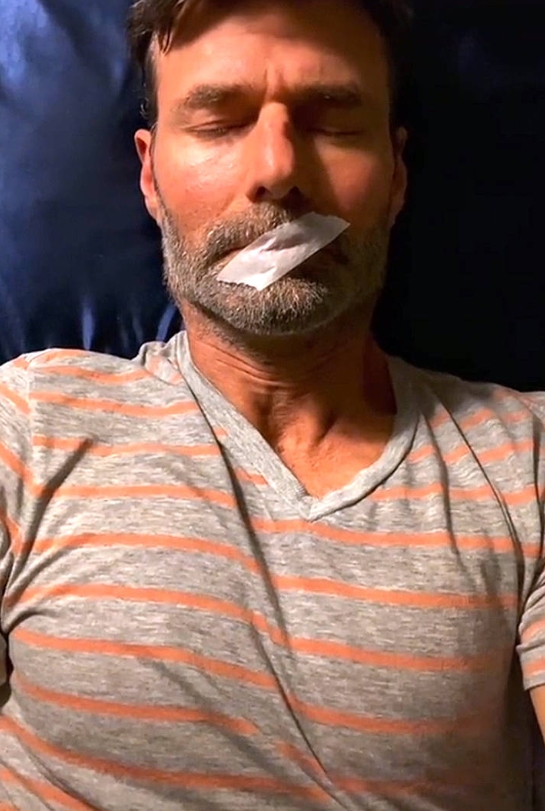 Viral na internet, dormir com fita adesiva na boca traz riscos à saúde