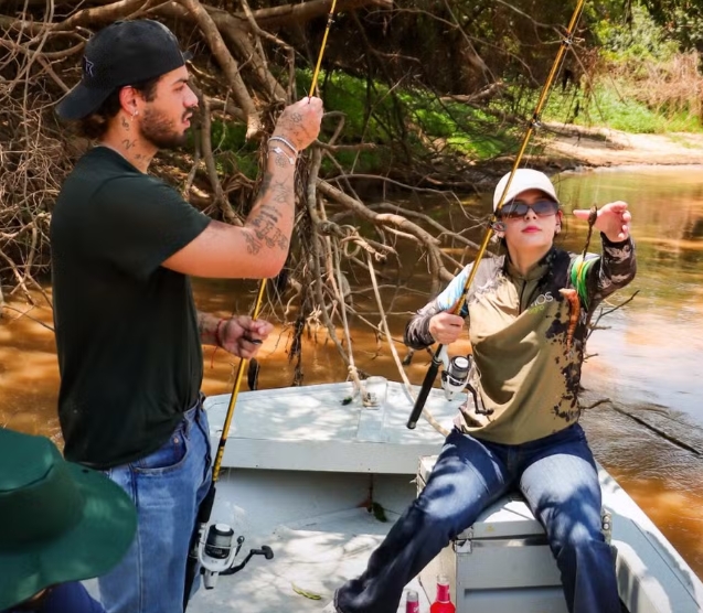 Zé Felipe brinca com Ana Castela em mais um dia de pescaria no Pantanal