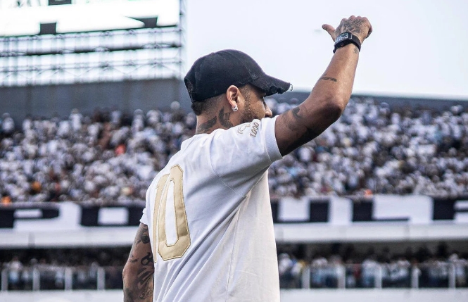 Torcedores fazem fila para personalizar camisa do Santos com nome de Neymar
