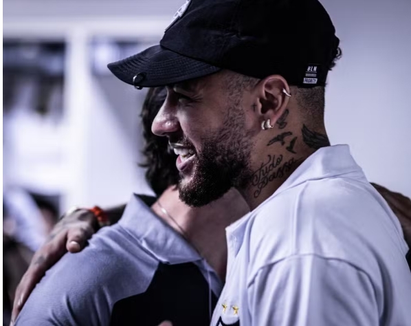 Neymar chega ao Brasil para ser apresentado como reforço do Santos