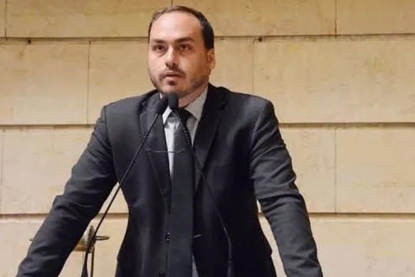 Após visitar Bolsonaro, Carlos culpa Cid por "famílias destruídas"