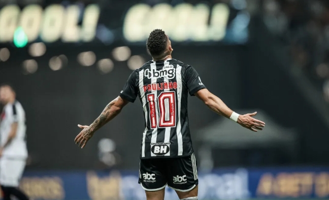 Rumo ao Palmeiras, Paulinho se despede do Atlético-MG