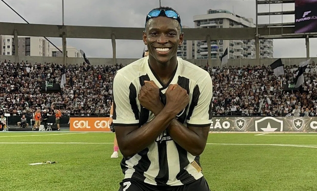 Textor espera vender Luiz Henrique, do Botafogo, para clube da Inglaterra