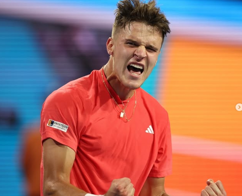 Tcheco de 19 anos impede 100º título da carreira de Djokovic; veja