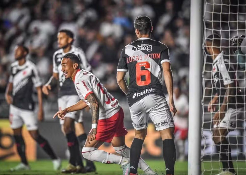 Bragantino domina e vence o Vasco por 2 a 0 no Rio